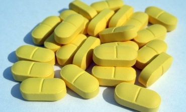 imagem: comprimidos amarelos dispostos em uma mesa