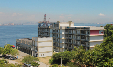Na foto tem os prédios que compõem o campus da Praia Vermelha. Ao fundo, a Baia de Guabanara.