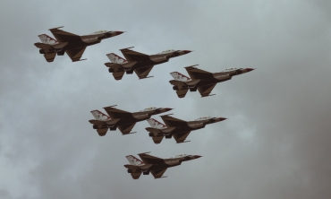 Seis aviões de caça cruzando o céu