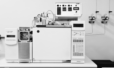 #Pratodosverem: Imagem preto e branco de um equipamento de médio porte para análises químicas.