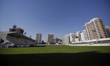 Vista do campo de futebol do Estádio Caio Martins, Niterói-RJ