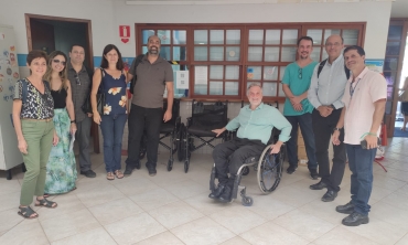 Foto dos gestores da UFF no campus de Rio das Ostras na ação de entrega de cadeiras de rodas