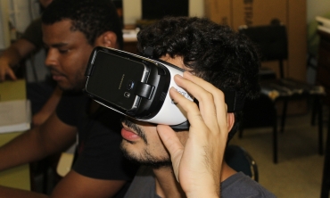 Estudante testa óculos de realidade virtual (HMD) Crédito: Felipe Gelani