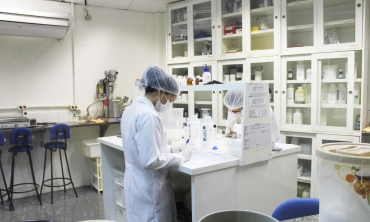 Estagiários do curso de Farmácia trabalham no laboratório da FAU