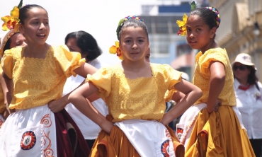 três meninas vestidas com fantasias de carnaval
