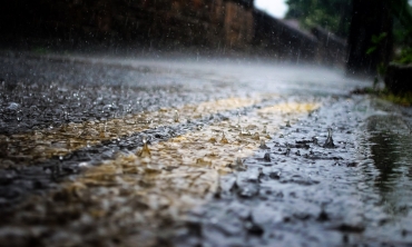 Asfalto coberto por água de chuva