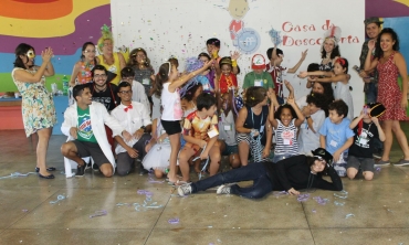 Imagem: grupo de crianças e adultos na Casa da Descoberta da UFF