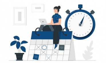 Desenho de mulher digitando em laptop em cima de um grande calendário de mesa, relógio e planta ao fundo.