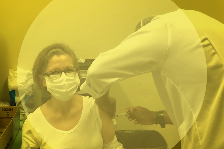 Hospital Universitário Antônio Pedro inicia vacinação de seus funcionários contra a Covid-19