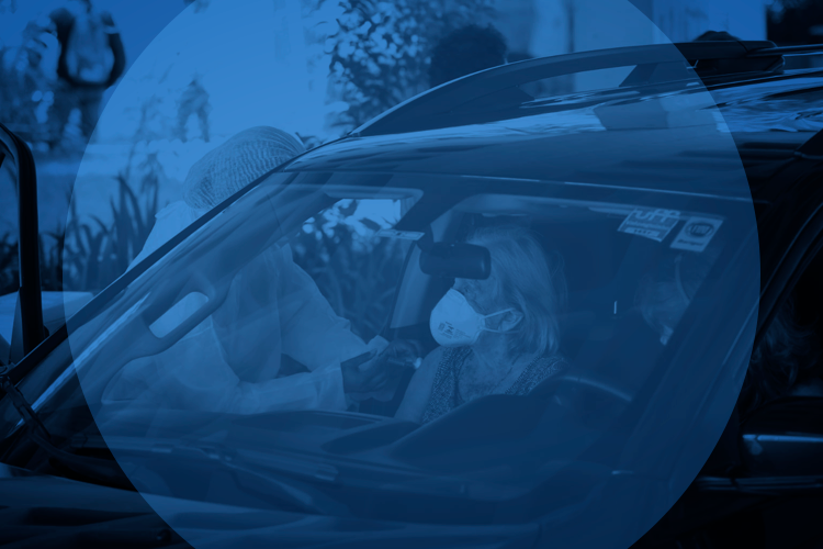 Vacinação de pessoas a partir de 88 anos em drive thru no Campus Gragoatá