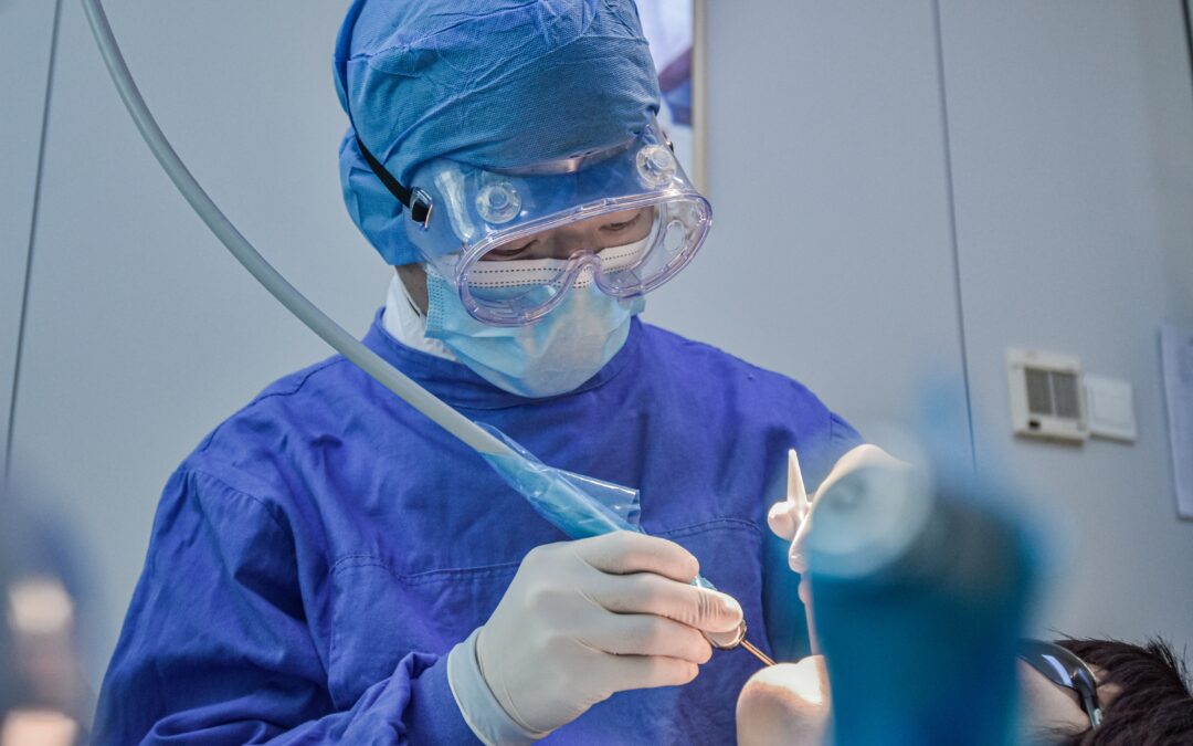 Pesquisa da UFF avalia a eficácia de jalecos cirúrgicos na proteção dos dentistas contra a COVID-19