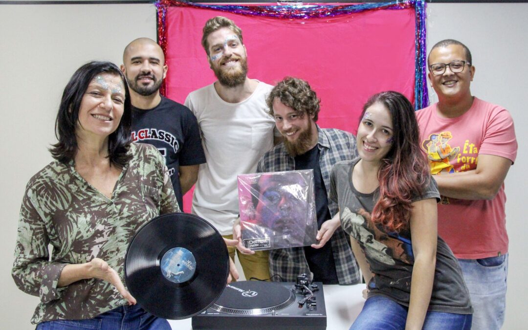 Clube do Vinil: UFF reúne alunos e comunidade para ouvir e debater música