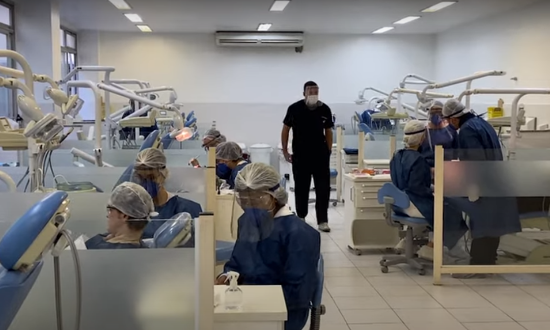 Faculdade de Odontologia testa modelo gradual e reduzido de aulas presenciais para disciplina prática