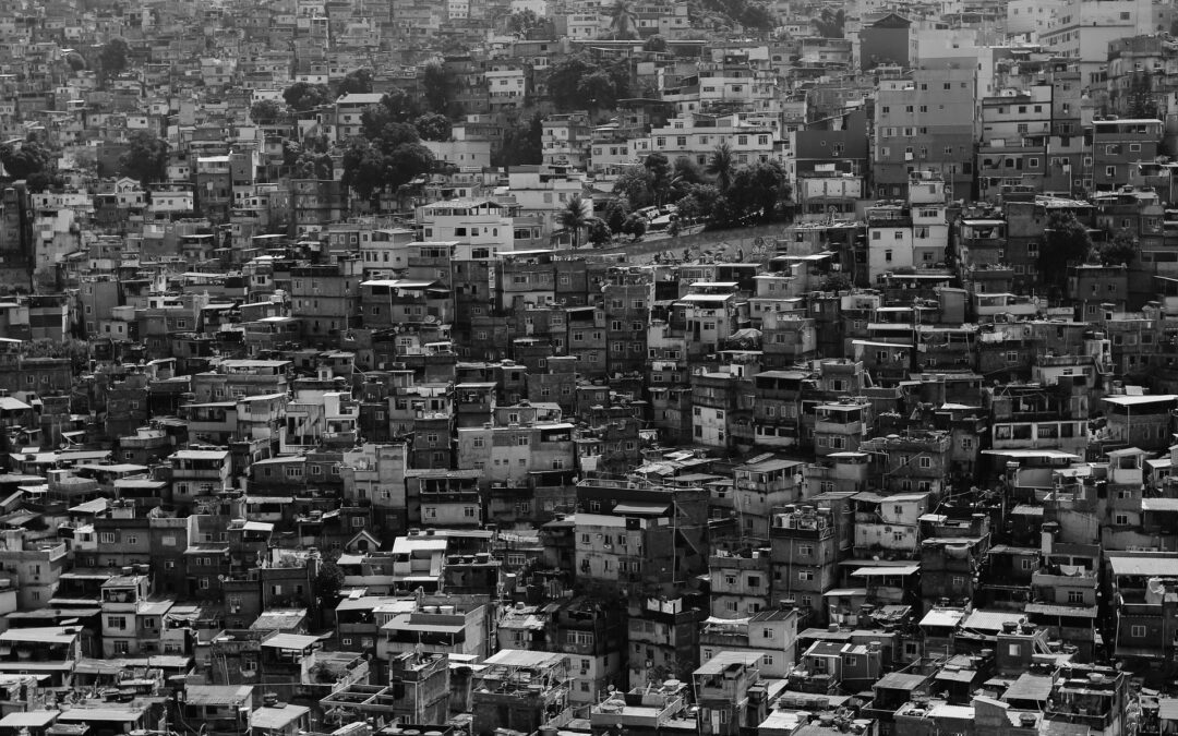 A solidão das superpopulosas favelas no combate à maior crise sanitária do século