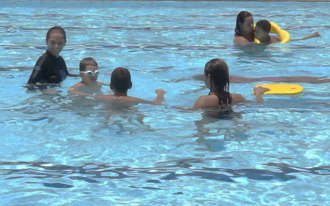 Projeto da UFF oferece aulas gratuitas de natação a crianças e adultos com deficiência