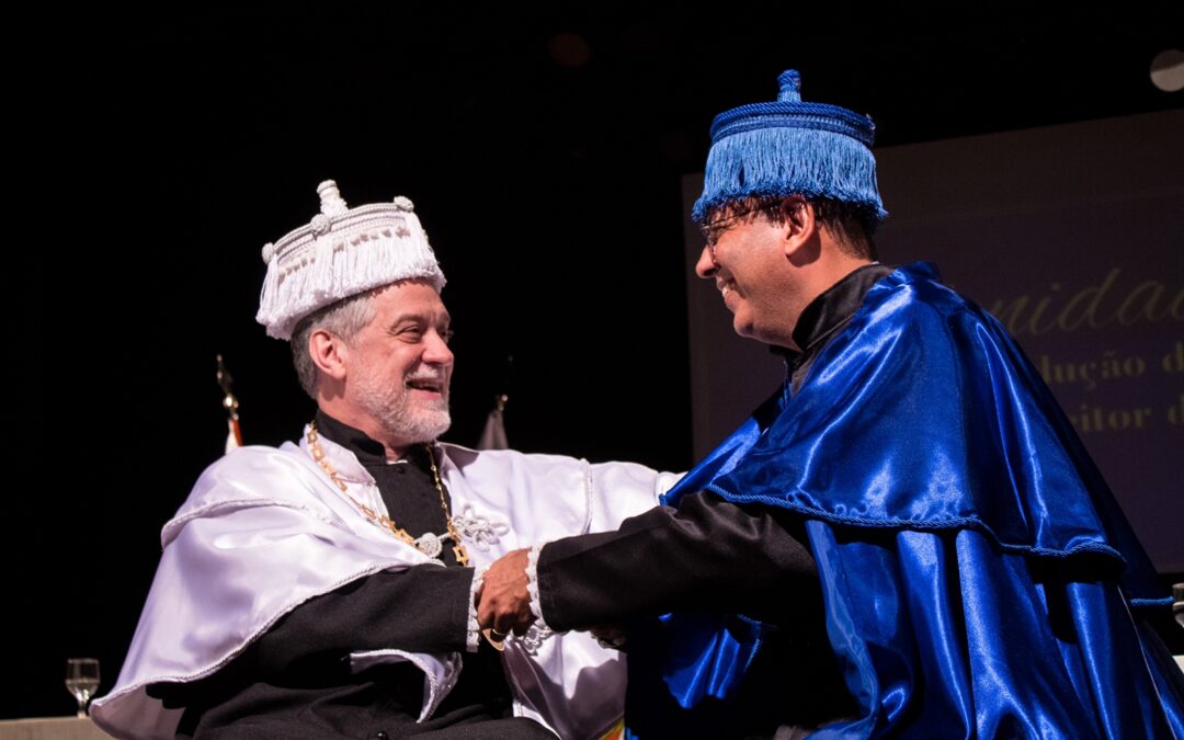 Democracia é a grande homenageada na noite de posse do novo reitor e vice-reitor da UFF