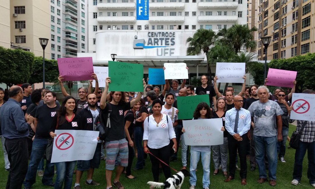 UFF faz manifestação contra cortes de verbas para educação, ciência e tecnologia