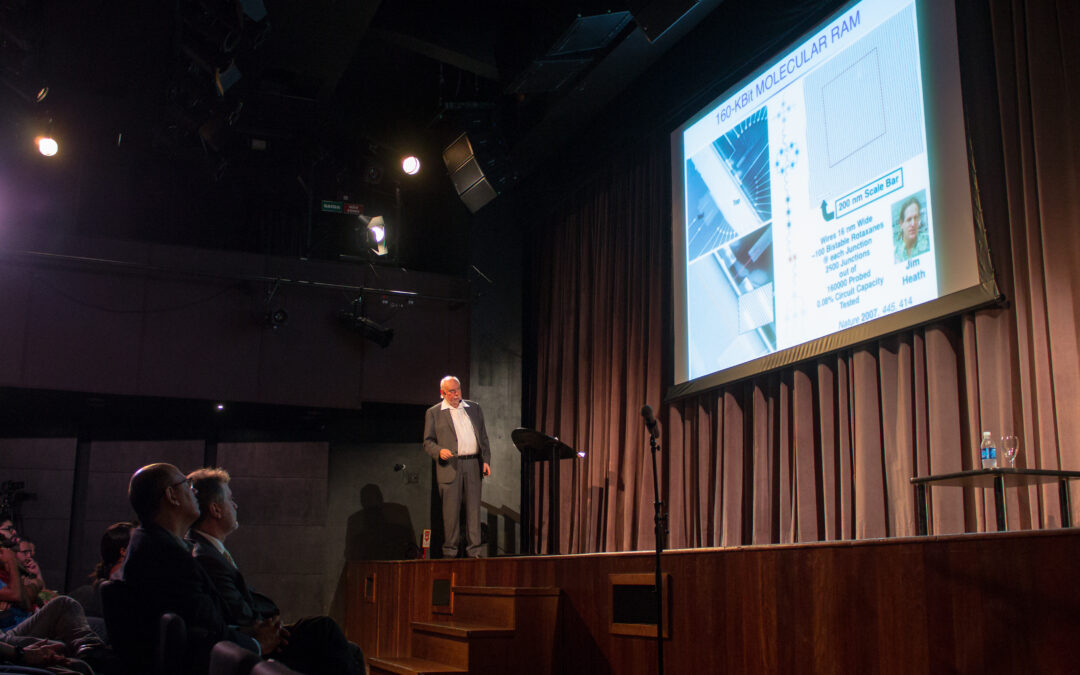 Nobel de Química lota teatro da UFF em palestra sobre nanotecnologia