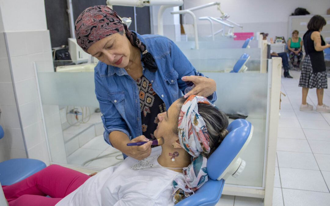 Quando a clínica se transforma em camarim: projeto da UFF recupera saúde bucal e autoestima de mulheres com câncer