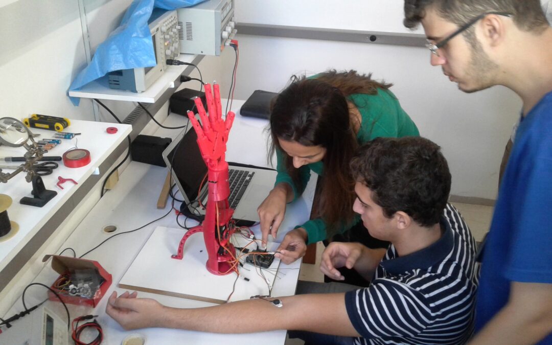 Alunos da UFF desenvolvem próteses robóticas de baixo custo