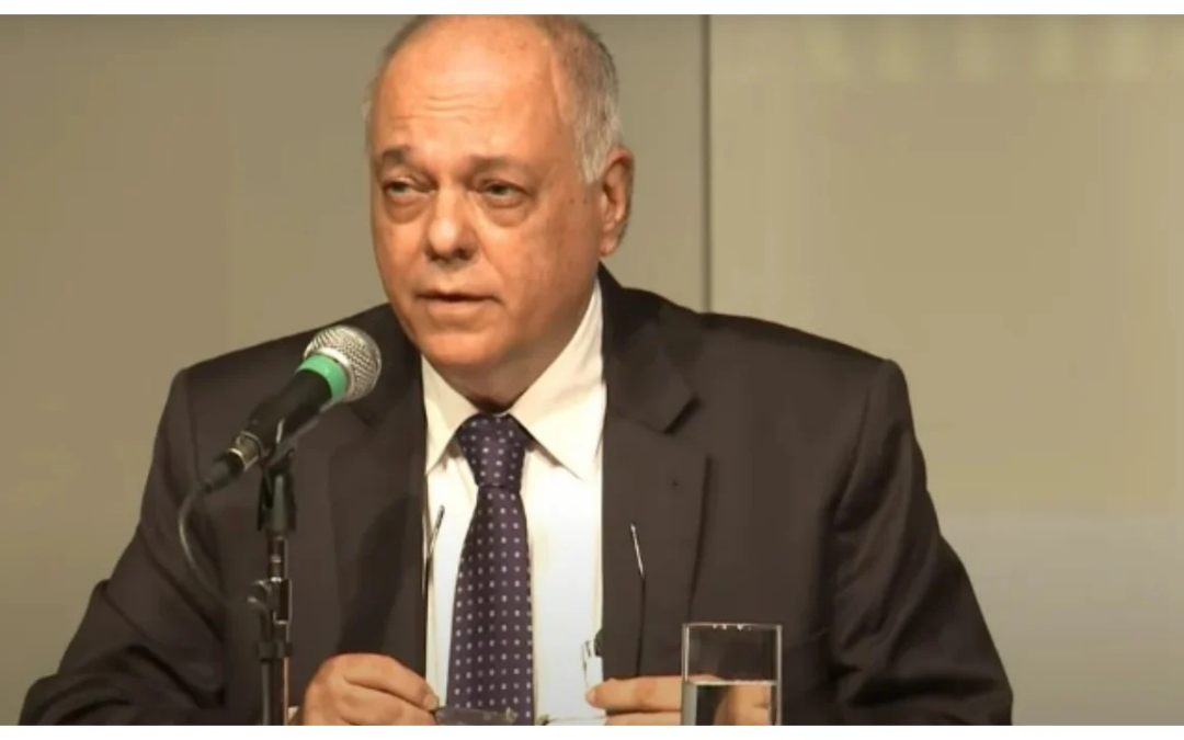 Professor da UFF se torna imortal da Academia Brasileira de Letras