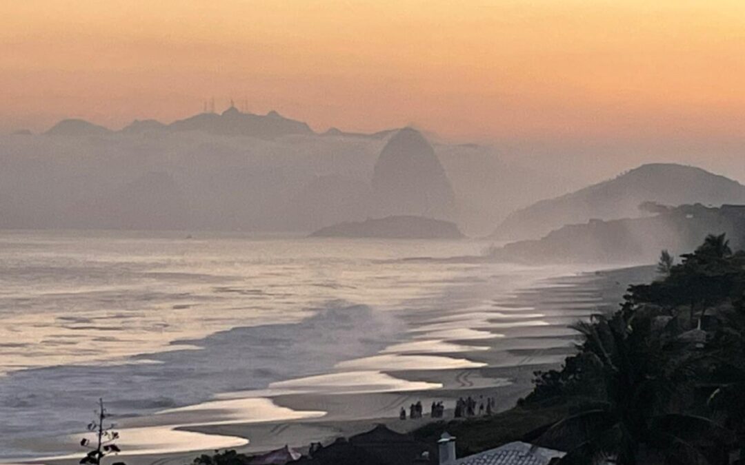 Ressaca em Camboinhas: Pesquisadores da UFF alertam para ineficiência da limpeza da praia