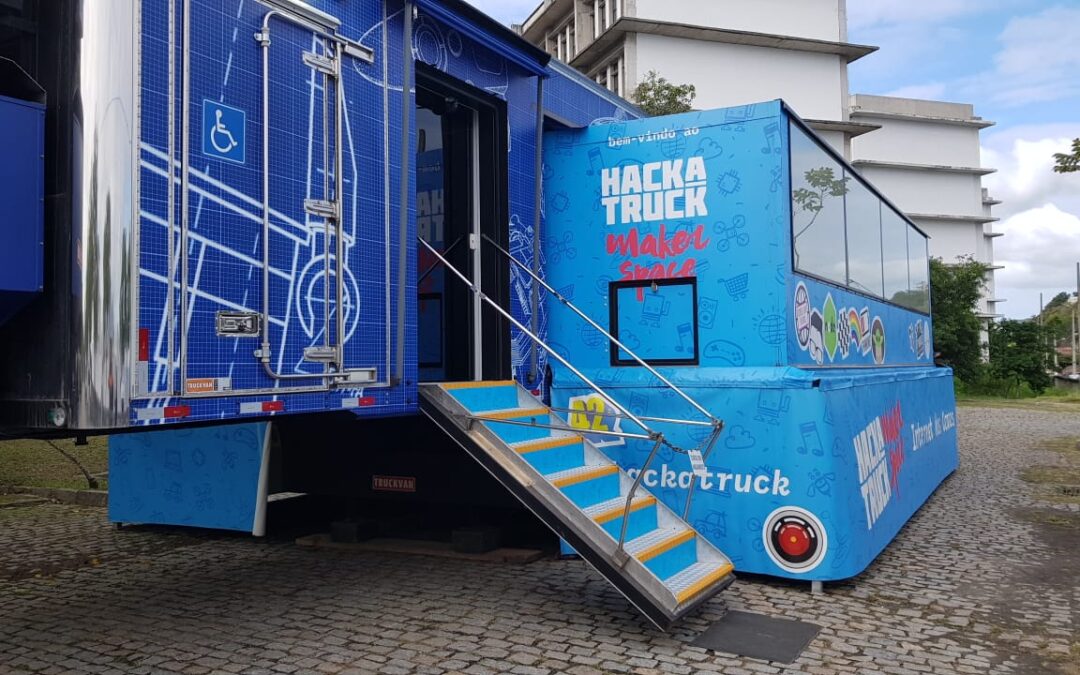 UFF recebe caminhão itinerante em projeto que ensina novas tecnologias a alunos de graduação