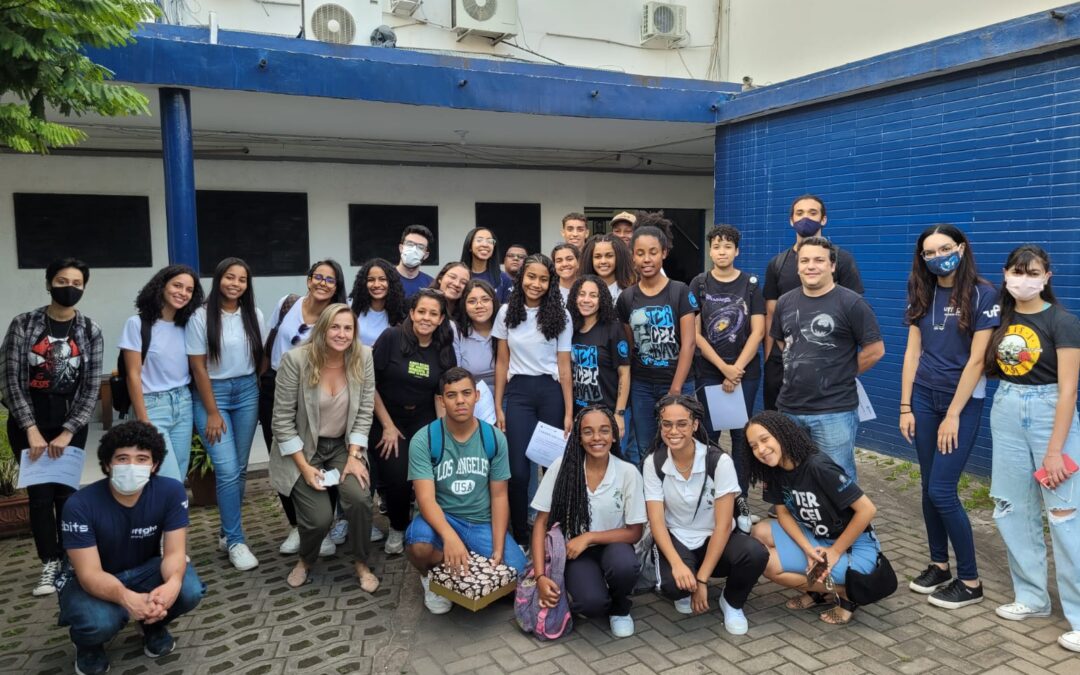 Projeto de robótica da UFF incentiva jovens mulheres de escolas públicas a seguirem área científica