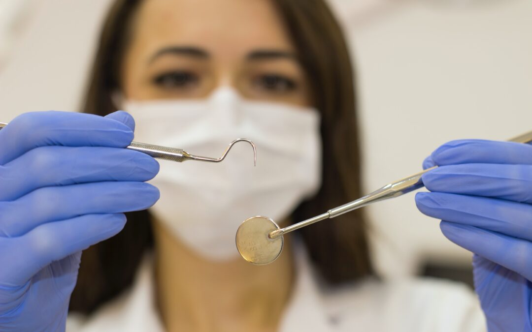 Pesquisa da UFF avalia eficácia de equipamentos de proteção de TNT para os dentistas