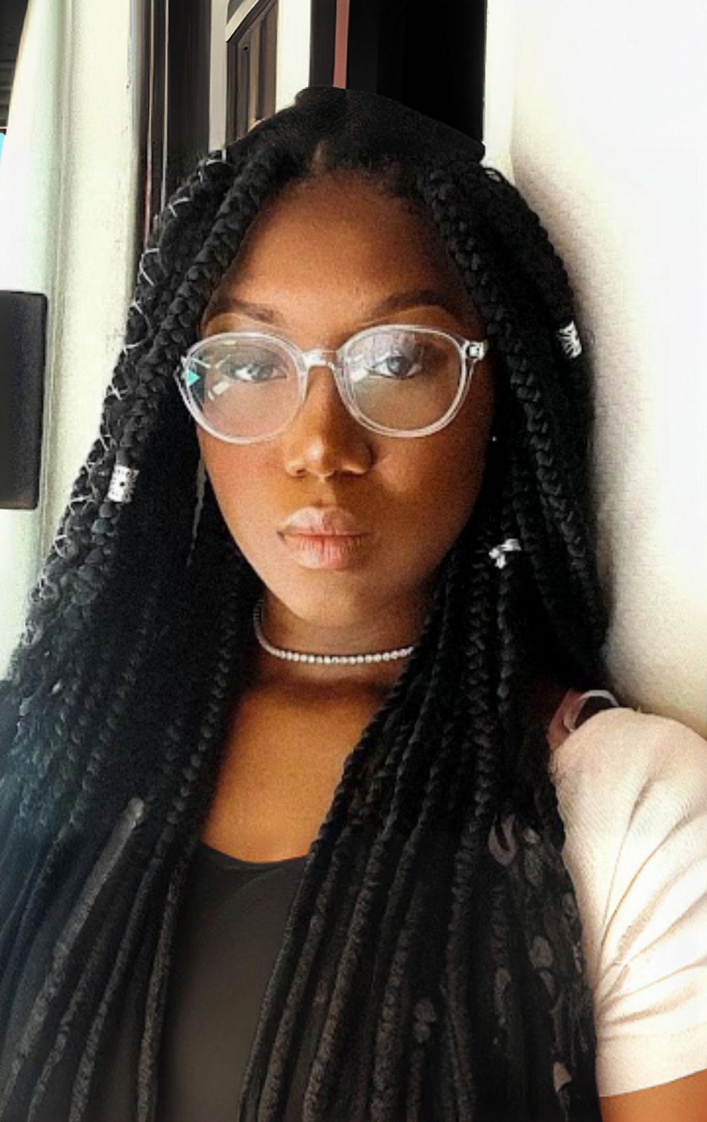 Isabelle Freitas foto de uma jovem negra, usando óculos, cabelos escuros e longos