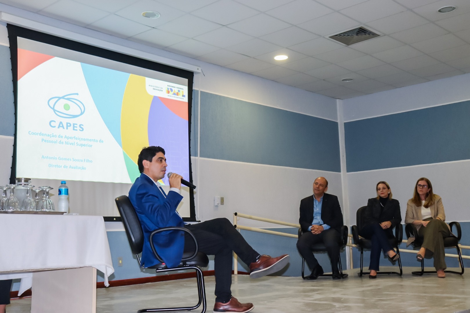 foto das autoridades no palco