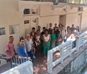 Turma de alunos e equipe de arquivistas em visita técnica 