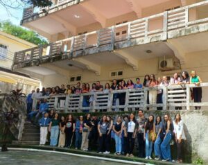 Turma de alunos e equipe de arquivistas em visita no Acolhimento estudantil