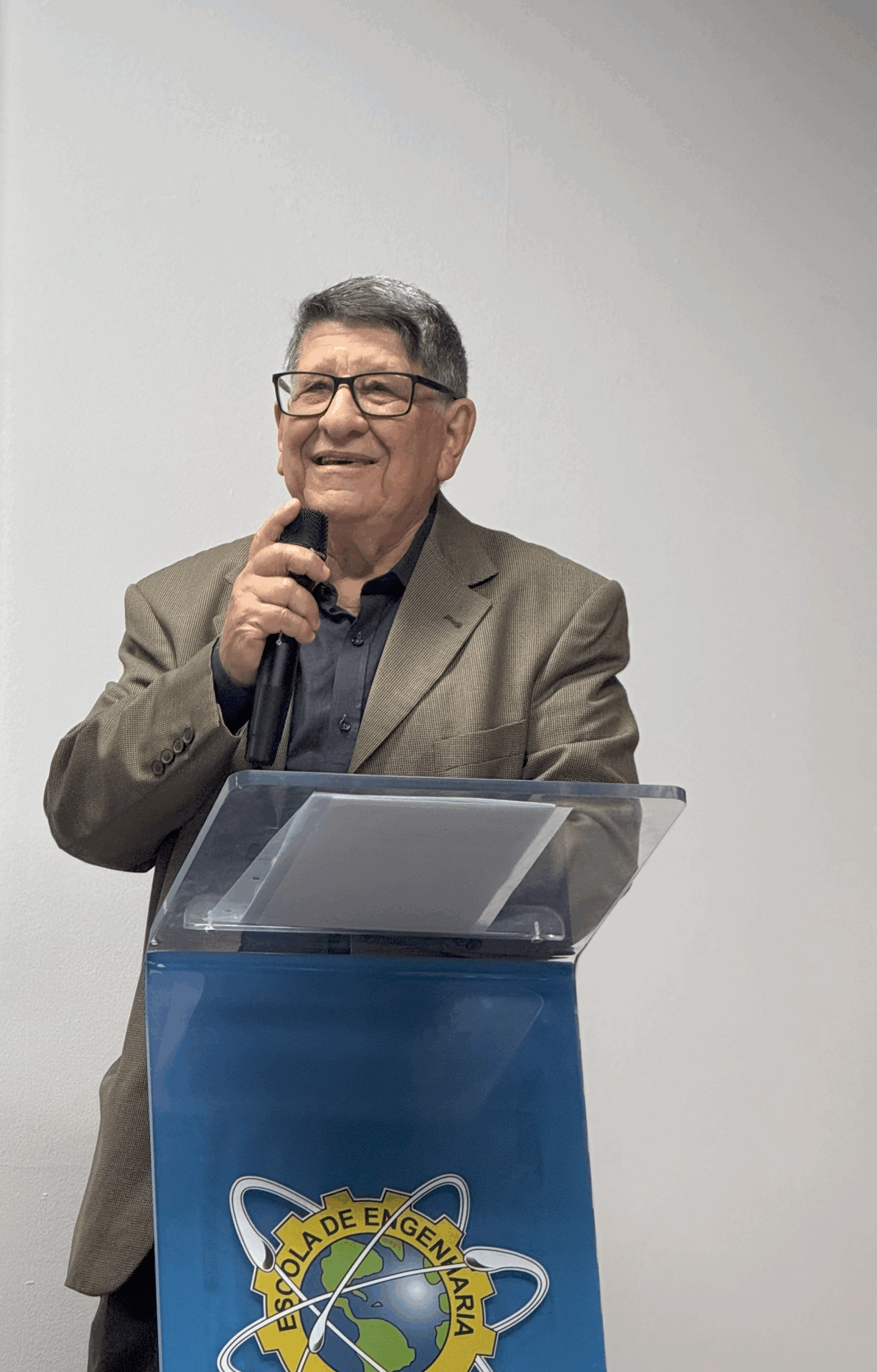 foto do professor discursando