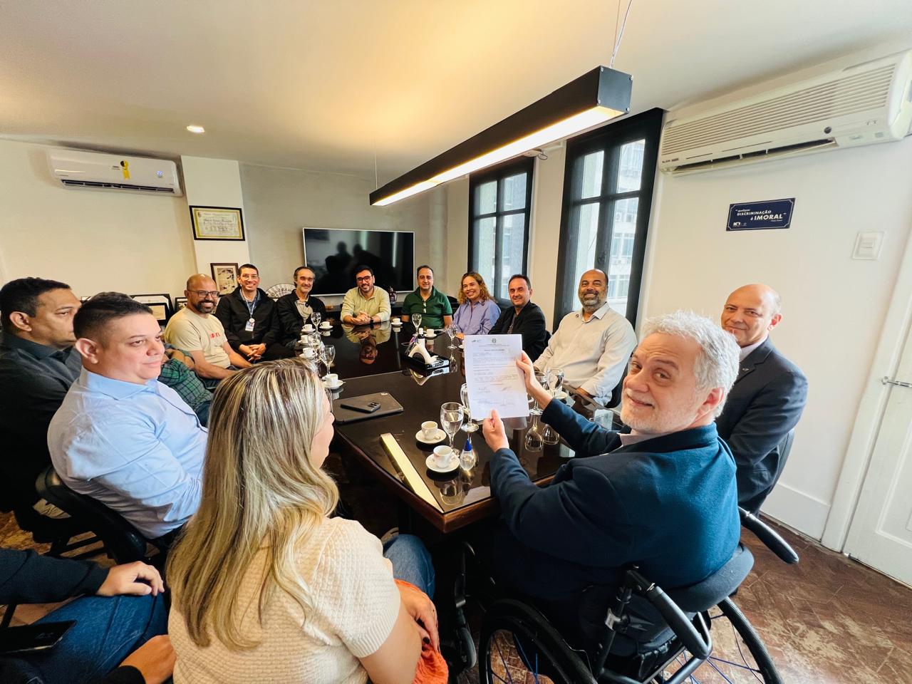 Foto da mesa de reunião com autoridades