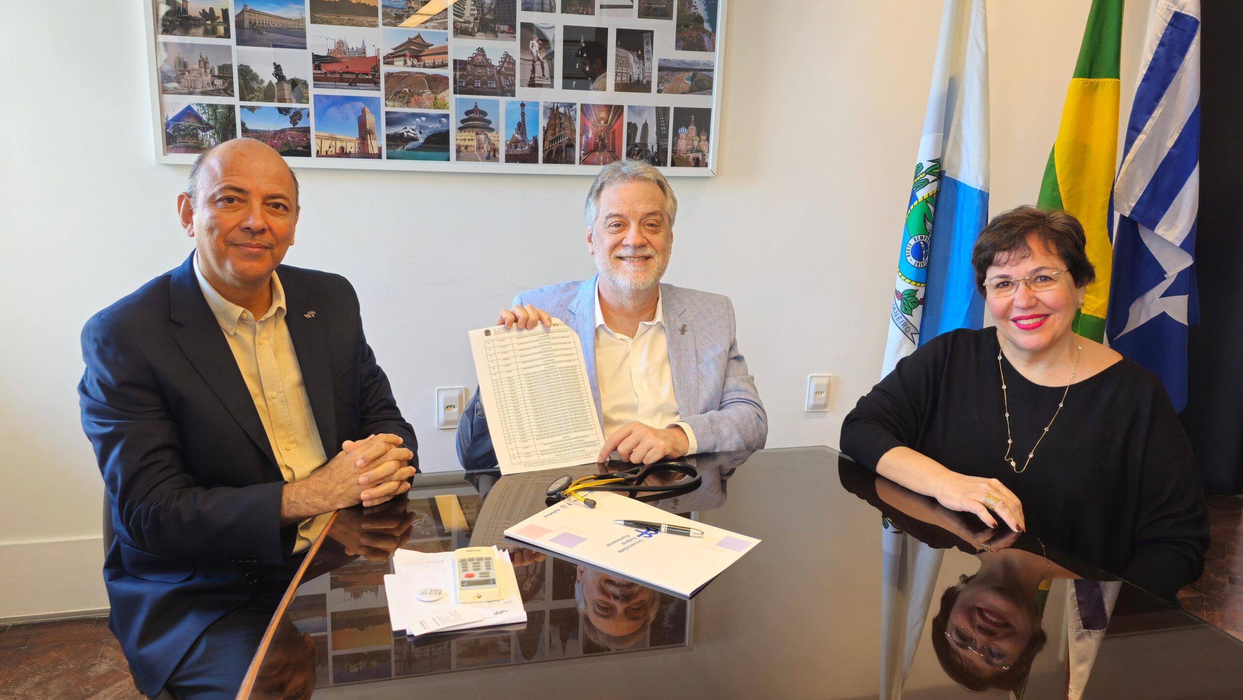 Gestão da UFF entrega materiais hospitalares para a CASQ.
