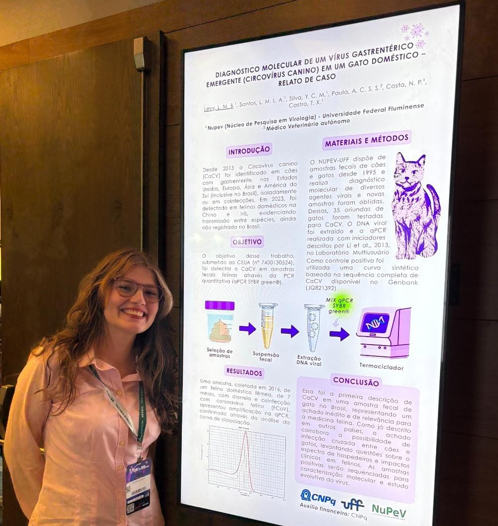 Foto da aluna com o banner no evento