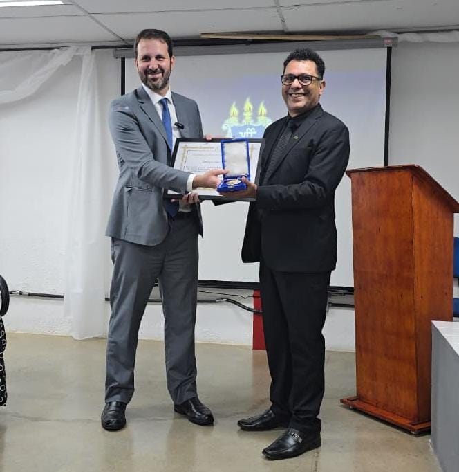 Professor Silvio Lima recebe medalha do deputado estadual Flávio Serafini