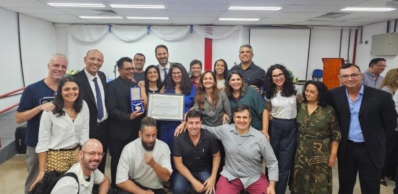 Foto da equipe do Infes com o vice-reitor e o diretor da Unidade