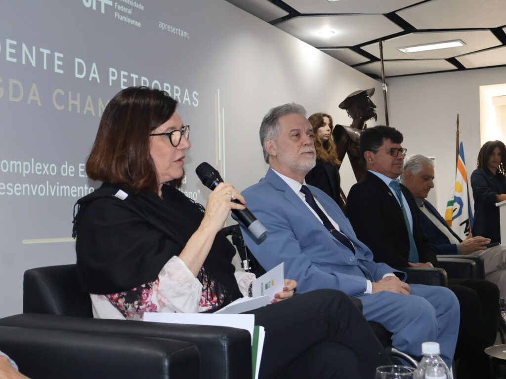 Magda Chambriard durante palestra na UFF em 01 de agosto de 2025
