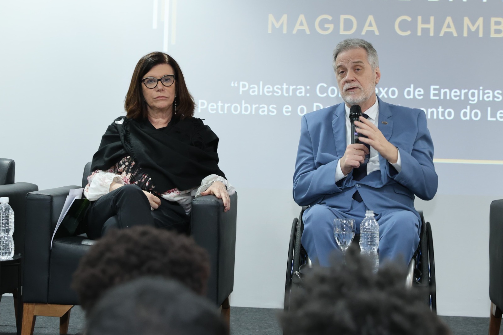 Magda Chambriard e o reitor Antonio Claudio durante palestra sobre desenvolvimento energético na UFF - Foto: Divulgação