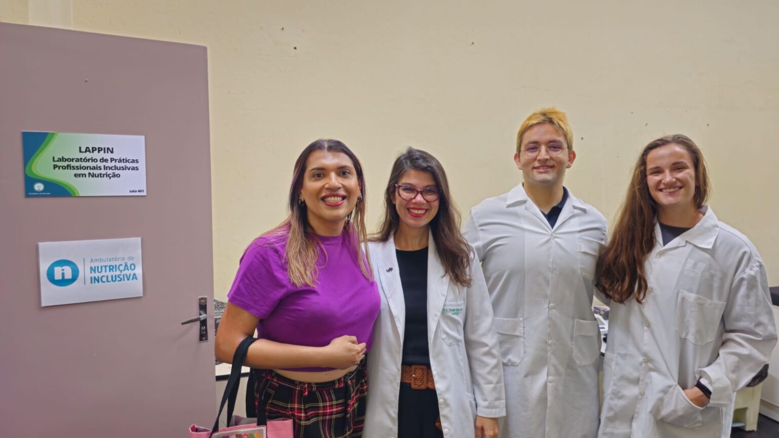 Atendimento no Ambulatório com Ursula e alunos. Foto: Arquivo pessoal