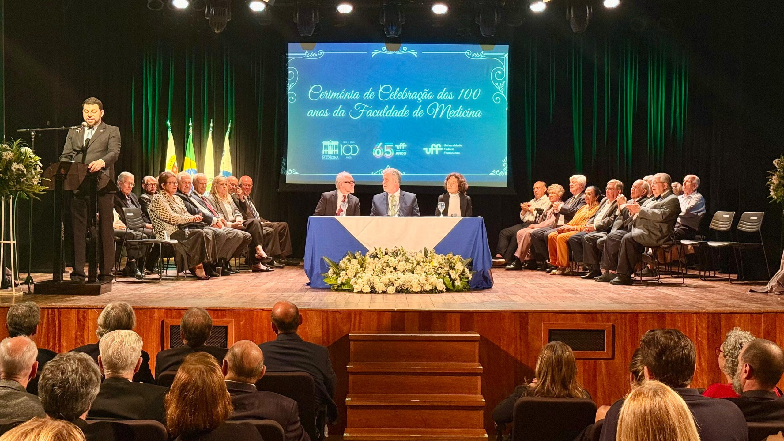 Cerimônia marca os 100 anos da Faculdade de Medicina no Teatro da UFF. Foto: Joaquim Guedes/SCS