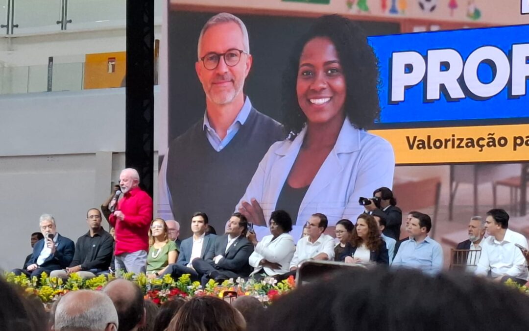 Professores da UFF recebem primeiras emissões da Carteira Nacional do Docente