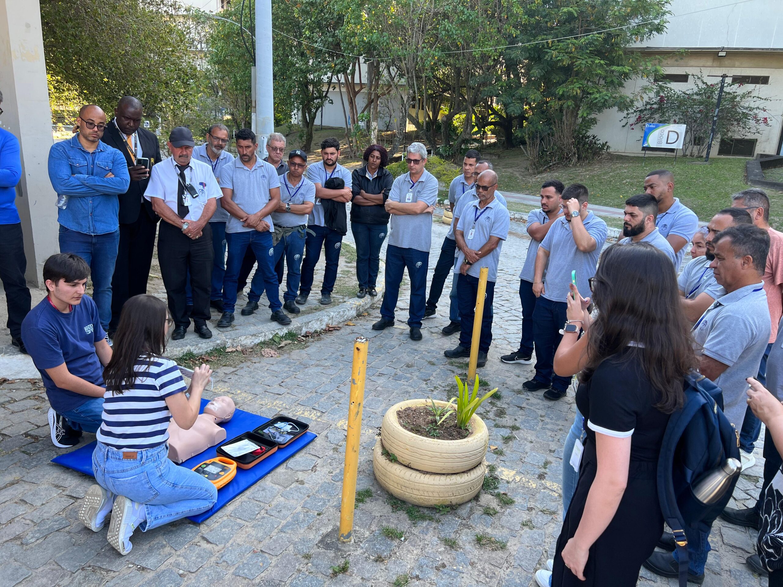 Treinamento com a comunidade acadêmica demonstrando o funcionamento do desfibrilador e os procedimentos em caso de parada cardíaca. Foto: Reprodução.