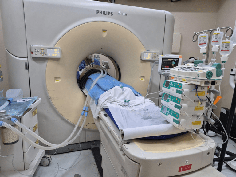 Procedimento de ablação por radiofrequência é utilizado para o tratamento de tumores malignos em pacientes do Huap-UFF