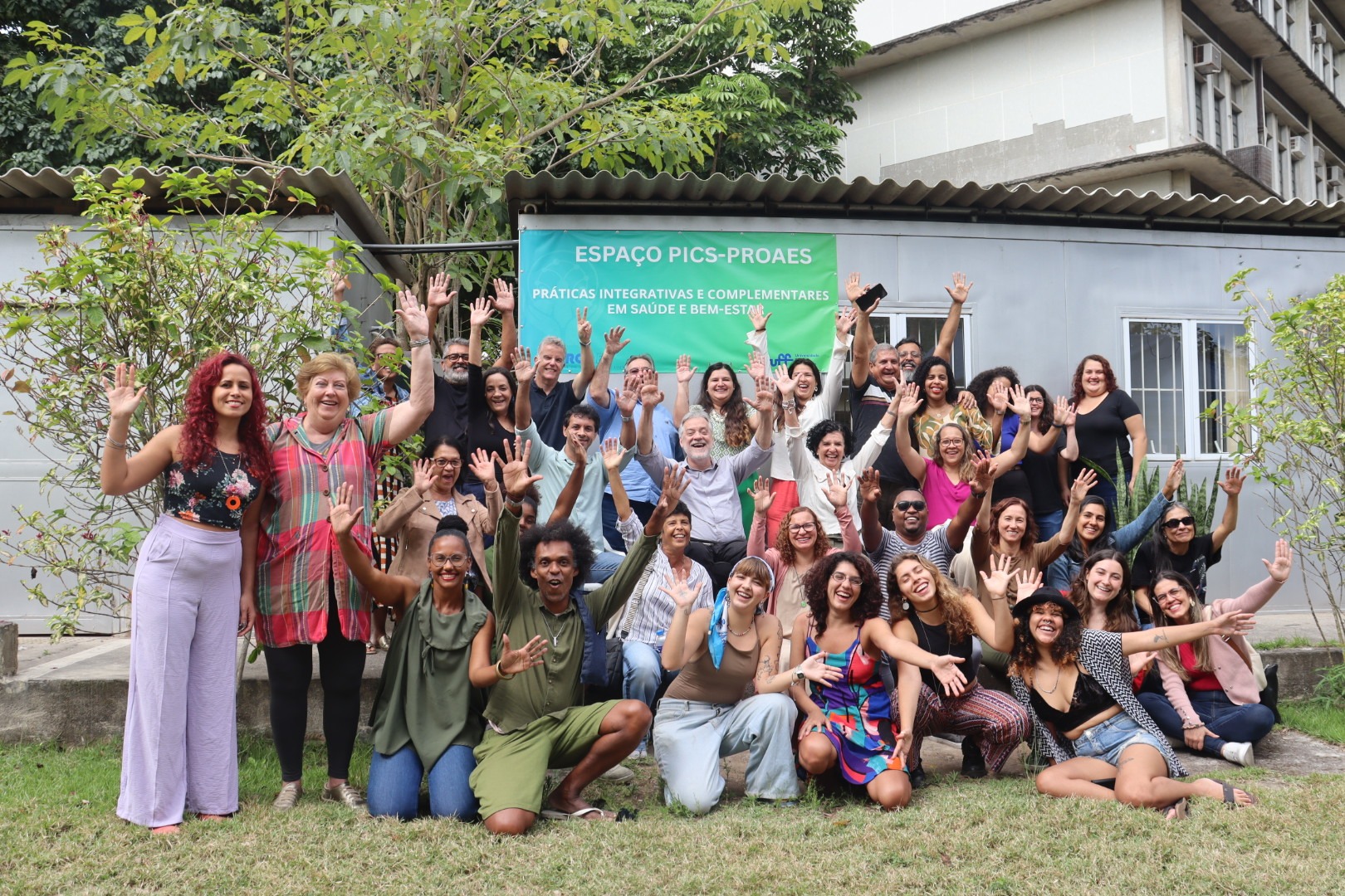 Foto: Ana da Mata/SCS Foto de um grupo de pessoas sorrindo e com os braças para o alto