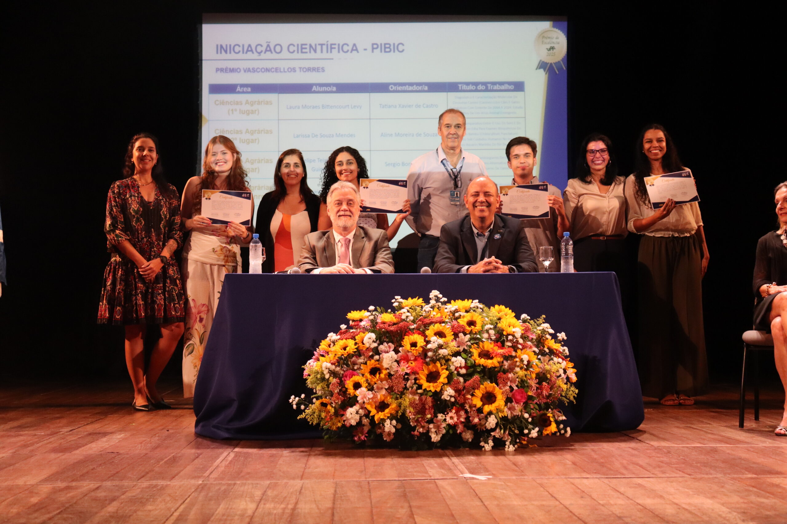 Premiados da Iniciação Científica e representantes da UFF reunidos durante o encerramento da 3ª Semana de CT&I