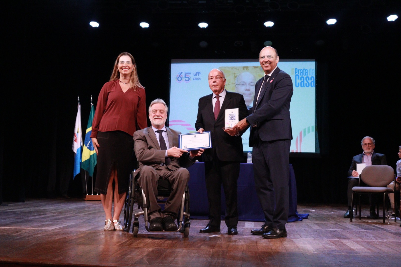 Ministro das Relações Exteriores, Mauro Vieira, recebe a homenagem Prata da Casa durante a cerimônia realizada no Teatro da UFF – Foto: Divulgação Ministro das Relações Exteriores, Mauro Vieira, recebe a homenagem Prata da Casa durante a cerimônia realizada no Teatro da UFF - Foto: Divulgação