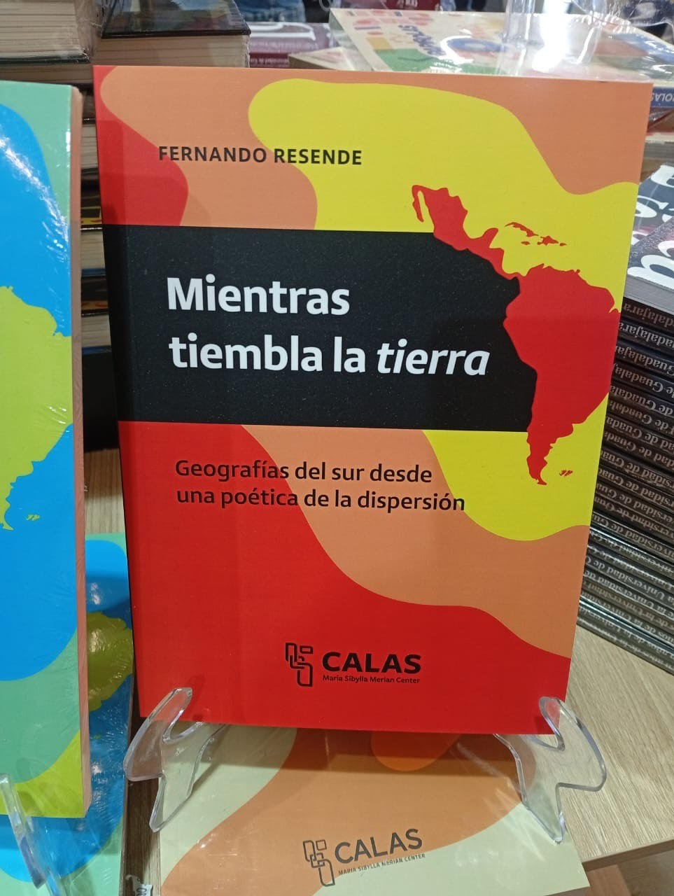 Livro “Mientras tiembla la tierra – geografías del sur desde uma poética de la dispersión”, do professor Fernando Resende, do Departamento de Estudos Culturais e Mídia